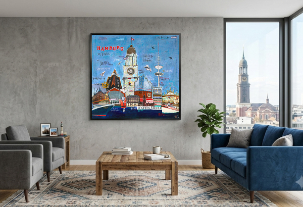 Kunstdruck Hamburg in Wohnzimmer neben großen Fenster mit Blick auf Michel