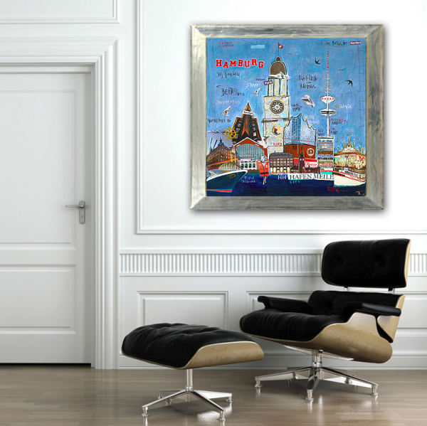 Kunstdruck Hamburg - das Tor zur Welt - mit gerahmtem Hamburg-Kunstdruck über schwarzem Loungesessel in hellem Raum