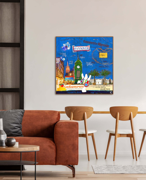 Wohnbeispiel Kunstdruck Hannover blau über einer Bar an weißer Wand in Wohnraum mit brauner Couch