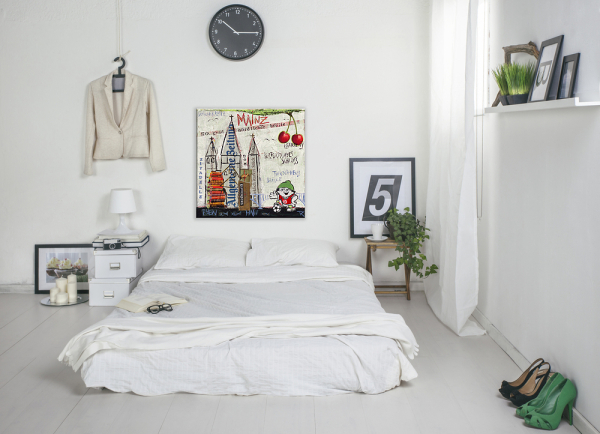 Wohnbeispiel Kunstdruck Mainz an weißer Wand über Bett