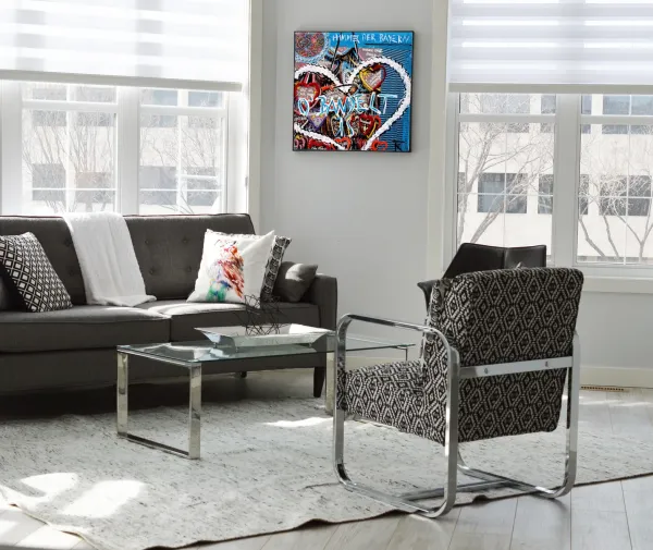 Kunstdruck München Oktoberfest an grauer Wand über grauer Sitzgruppe