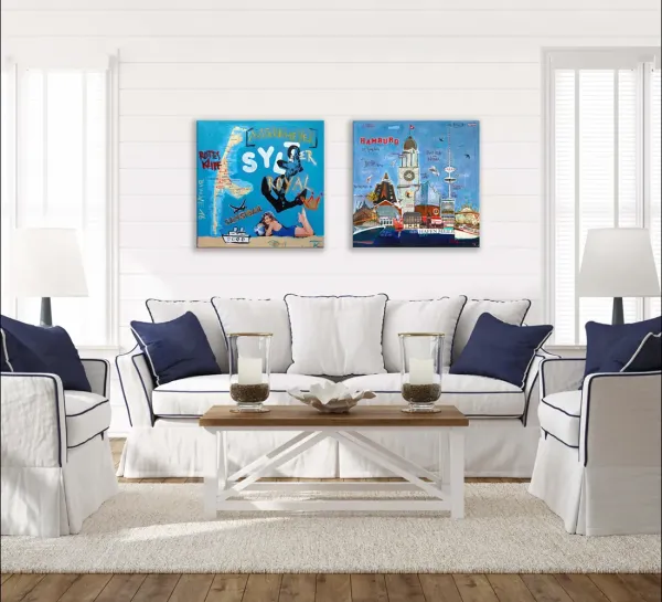 Preview: Leinwandbild Sylt zusammen mit Hamburg-Kunstdruck über Sofa in maritimer Sitzgruppe