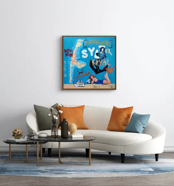 Leinwandbild Sylt mit maritimem Inselmotiv über Sofa im modernen Wohnraum