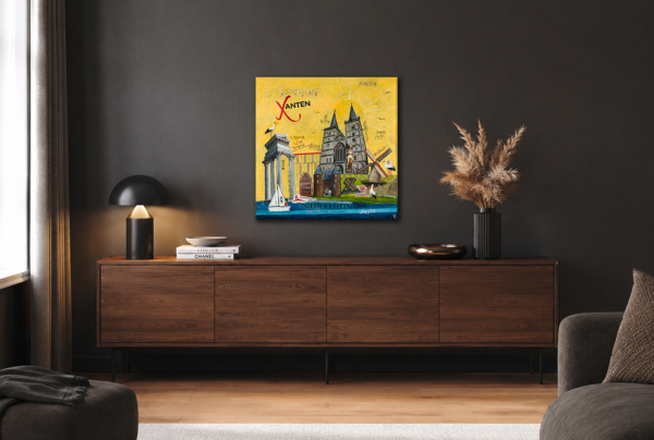 Leinwandbild Xanten in Wohnzimmer auf dunkelgrauer Wand über dunkelbraunem Holzsideboard