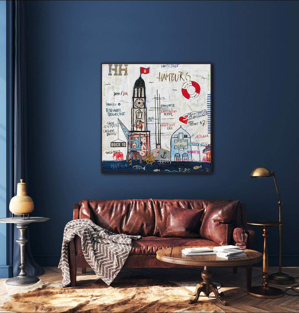 Wohnbeispiel Kunstdruck Hamburg Große Freiheit an dunkelblauer Wand über braunem Ledersofa