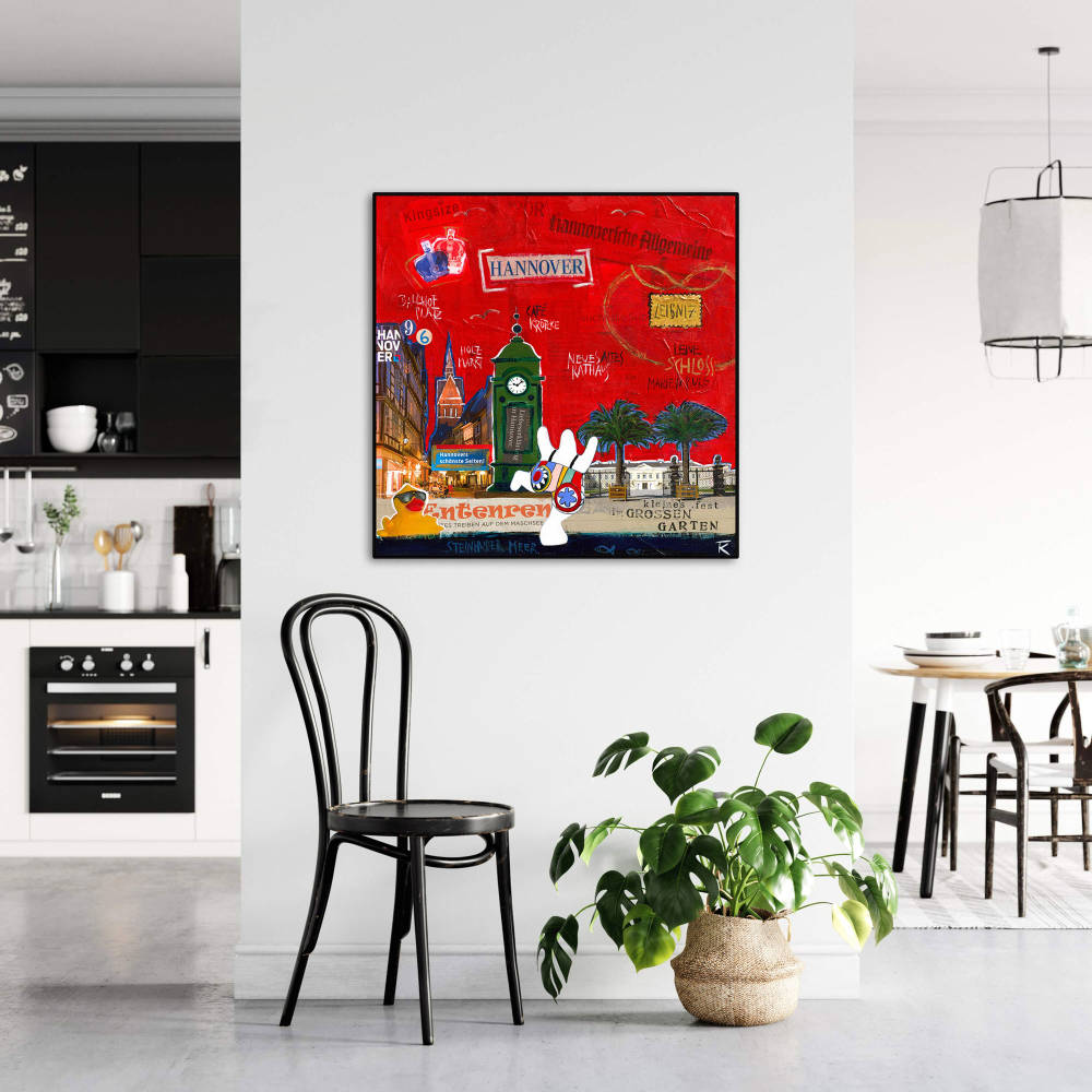 Wohnbeispiel Kunstdruck Hannover rot in Küche über Bistrostuhl und Pflanze an weißer Wand