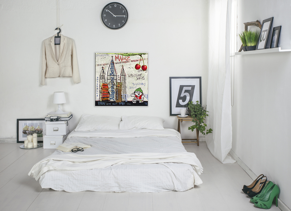 Wohnbeispiel Kunstdruck Mainz an weißer Wand über Bett