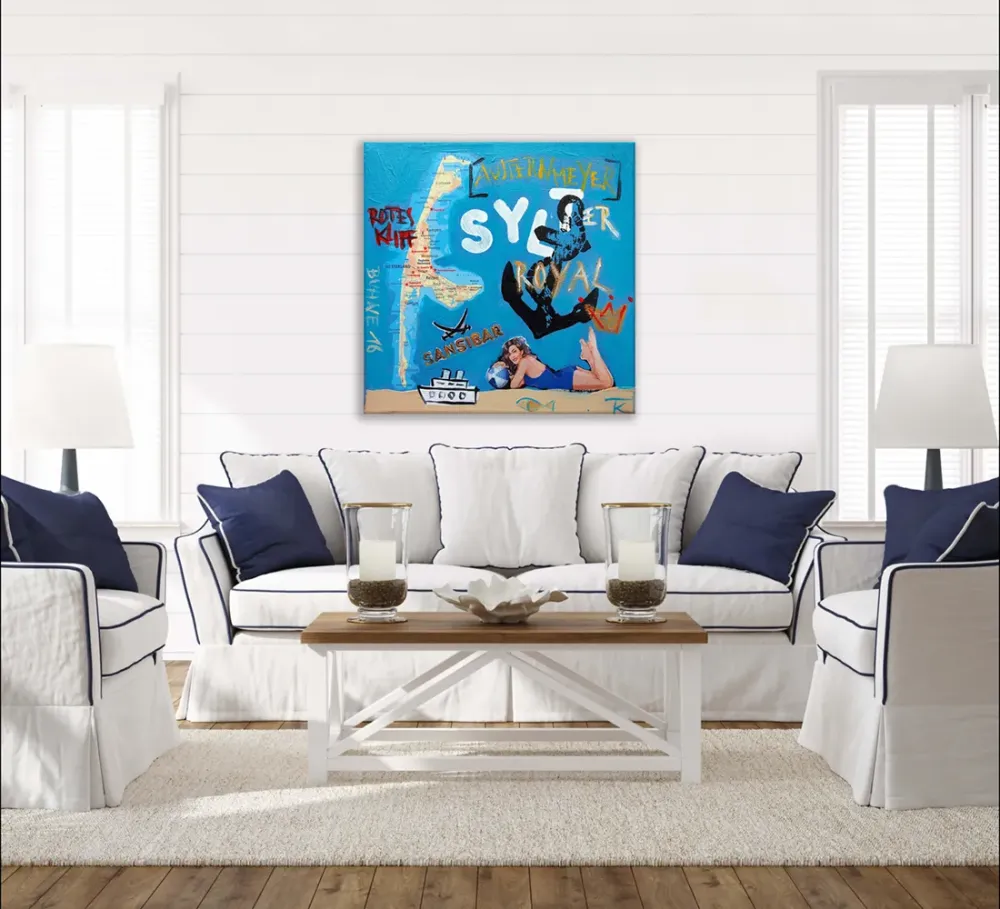 Kunstdruck Sylt als maritimes Wandbild über Sitzgruppe im hellen Wohnraum